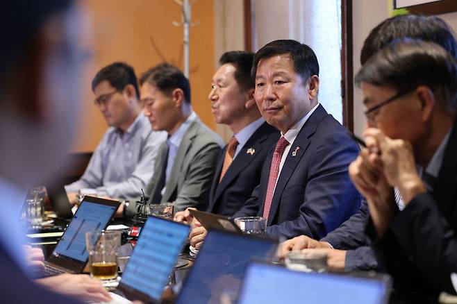 미국 출장 중인 국민의힘 김기현 대표(왼쪽에서 세번째)와 이철규 사무총장(왼쪽에서 네번째)이 11일(현지시간) 기자간담회에 참석해 기자들의 질문을 받고 있다. 국민의힘 제공