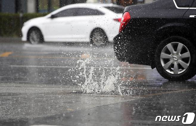 (광주=뉴스1) 이수민 기자 = 광주 지역에 게릴라성 폭우가 쏟아진 11일 광주 북구 신안다리 인근 도로 하수관에서 빗물이 역류하고 있다.(광주 북구 제공)