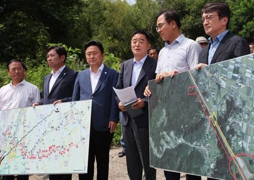 더불어민주당 서울-양평 고속도로 특혜 의혹 진상규명 TF 소속 의원들이 6일 경기 양평 강상면 고속도로 종점 인근 현장을 방문해 발언하고 있다. 오른쪽 첫번째 김의겸 의원. 연합뉴스