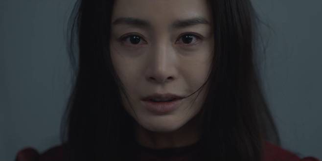Two gruesome faces were revealed by Kim Sung-oh; both Kim Tae-hee and Lim Ji-yeon were nearly killed by Kim Sung-oh, but survived with each others help.In the final episode of GinnyTVs original The House with Madang, which aired on the 11th, Park Jae-ho (Kim Sung-oh) was pictured by Moon Juran (Kim Tae-hee) at the end.Earlier, Abstract (Lim Ji-yeon) is asked by Moon Juran to kill her husband, and then finds Moon Jurans house, where he is struck down by Park Jae-ho.In the ensuing flashback, it was revealed that Juran had told Park Jae-ho everything as soon as he received a 500 million threatening text from Abstract.Park Jae-ho warned Moon, Dont be naive, well probably keep digging, and well be haunted by her all the time were living.The two men decided to kill Abstract, saying, It is the only way for my son Seung-jae.When Abstract was trapped, DoorJuran did something unexpected: Juran gave Abstract a small knife when he woke up and whispered, Not yet, dont open your eyes.Later, Juran asked Park Jae-ho if he should have killed Lee Su-min.When Park Jae-ho came out, Juran confronted him to apologize for putting Murder on his son, saying, Seung-jae witnessed Murder.However, Park Jae-ho only rationalized that Murder had no choice but to say, Parents are all the same.Then Park Jae-ho noticed that Abstract was awake, and threatened his life with a bloody assault.When Abstract was in danger, Juran brought a knife to his wrist and asked Seung-jae and himself to leave with the embroidery, and Park Jae-ho slapped Juran in the face and said, It was nice to just live quietly and moderately.I wonder if the owner of this house needs to be you. When the door Jurans life was in danger, this time the woman next door, Pickerelweed (Jeong Un-sun), rang the doorbell. Abstract also saved the door Juran by breaking the window with ceramics.Juran said to Park Jae-ho, who was looking at Abstract lying on the ground floor with a strange expression, Its all because of you in the end, and pushed down the stairs.Park Jae-ho, whose head was hit hard, died instantly on the spot.Later, in a police investigation, Moon stated that her husband Park Jae-ho killed Kim Yoon-beom (Choi Jae-rim) as well as Lee Su-min, and falsely stated that Abstract was the victim, which resulted in Abstract receiving 500 million won in death benefit.When Abstract said, It was your plan to get rid of both me and Park at the same time. Then why did you push me to the end and put a knife in my hand? Why did Mr. Addicted decide to help me?If Mr. Addicted had not appeared before me at the funeral, I would still be a person who could not smell anything, hear anything, and eventually see nothing.Im starting to see myself now, he explained, explaining why he helped Abstract.As time went on, Abstract lived happily with his son in a small shop with the money he received from the insurance money. Juran also had a happy day with his son and neighbor Pickerelweed.Both of them were living on their own.Photo by GinnyTV