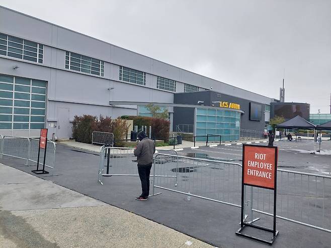 북미 'LoL' 리그인 'LCS'가 열리는 LCS 아레나는 라이엇 게임즈 본사 사옥 바로 길 건너편에 위치해 있다.