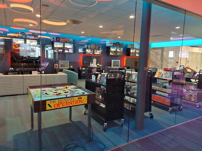 콘솔게임을 즐길 수 있는 공간도 마련돼 있다. 역대 모든 콘솔이 구비돼 있다고. 'LoL' IP로 제작된 특별한 아케이드 게임도 만날 수 있다.