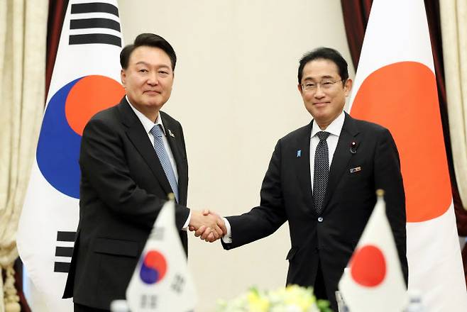 북대서양조약기구(NATO·나토) 정상회의 참석차 리투아니아를 방문 중인 윤석열(왼쪽) 대통령이 12일 빌뉴스 한 호텔에서 열린 한일 정상회담에서 기시다 후미오 일본 총리와 악수하고 있다.(사진=연합뉴스)