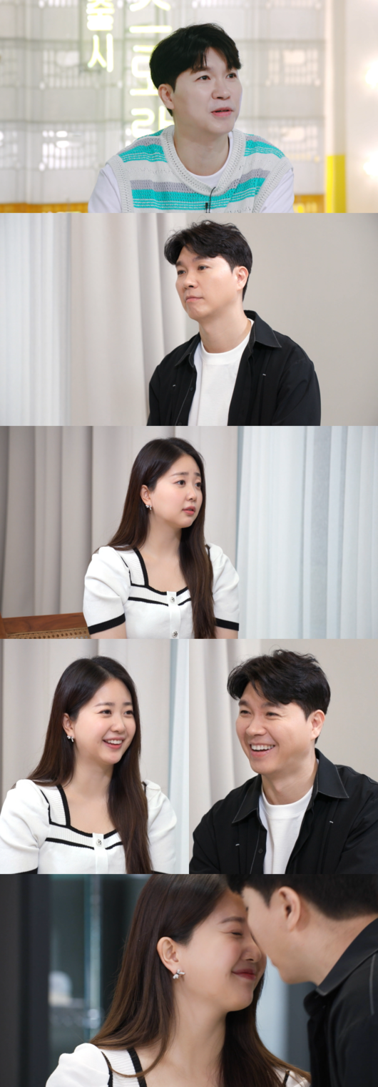  ⁇ StarsStars Top Recipe at Fun-Staurant  Park Soo-hong ⁇ Kim Da-ye and her husband write a wedding anniversary pledge.On July 14, KBS 2TV  ⁇  Stars Top Recipe at Fun-Staurant  ⁇  ( ⁇  Stars Top Recipe at Fun-Staurant  ⁇ ) will show Park Soo-hong - Kim Da-yes Gangwon Province, South Korea Hoengseong Outing.Park Soo-hong - Kim Da-yes affectionate date and gourmet trip in Hoengseong, full of food, laughter and recognition, is expected to capture the house theater on Friday evening.Park Soo-hong in the VCR, which was unveiled on the day, sat down with his wife Kim Da-ye at a small hostel in a secluded mountain and began to write something.Stars Top Recipe at Fun-Staurant in an unusual atmosphere. The MC boom has been so beautiful in the meantime. Its time to come out.The document that was revealed after a while was the second anniversary of the marriage pledge.Park Soo-hong said, I couldnt attend the wedding due to circumstances, so I registered my marriage first. Its now the second anniversary of my marriage, he said, adding, I went back to the beginning and had time to make my own promise.Kim Da-ye said, If you are sick at all, please tell me. When I came out of the blood stool before, and when I had an abnormality in the retina this time, I did not tell a story-telling.On the other hand, Park Soo-hong wrote in a pledge that he would like to keep his promise, saying, I will make breakfast for you no matter how busy you are. He then confessed to his wife what he wanted.On the other hand, Park Soo-hong - Kim Da-ye, who has confirmed each others minds through pledge writing, has traveled more lovingly than ever.It is said that the Stars Top Recipe at Fun-Staurant studio was filled with happy smiles.Park Soo-hong - Kim Da-ye What promises and commitments did the couple write on the pledge of the second anniversary of their marriage? What memories did they make on the trip to Hoengseong?KBS 2TV  ⁇ StarsStars Top Recipe at Fun-Staurant  will be broadcast on Friday, July 14 at 8:30 pm, where two people can meet delicious food tasted in Gangwon Province, South Korea Hoengseong, and warm affection and support from citizens who felt it.KBS 2TV Stars Top Recipe at Fun-Staurant