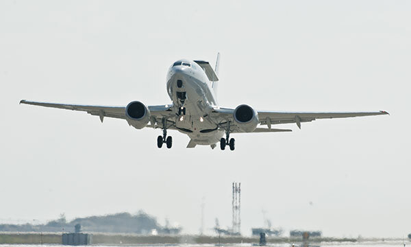 공군 E-737 공중조기경보통제기가 활주로를 이륙하고 있다. 세계일보 자료사진