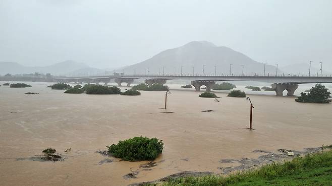 지난 13일 오후부터 세종시에 쏟아진 폭우로 세종동과 반곡동을 잇는 금강 햇무리교 밑에 물이 꽉 들어차 있다. 금강홍수통제소는 15일 오전 7시를 기해 세종시 금강 햇무리교 지점에 홍수경보를 발령했다./연합뉴스