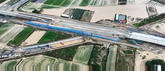 16일 미호천 제방 유실로 침수된 충북 청주시 오송읍 궁평2지하차도에서 119 구조대원들이 실종자 수색을 하고 있다.(사진=연합뉴스)