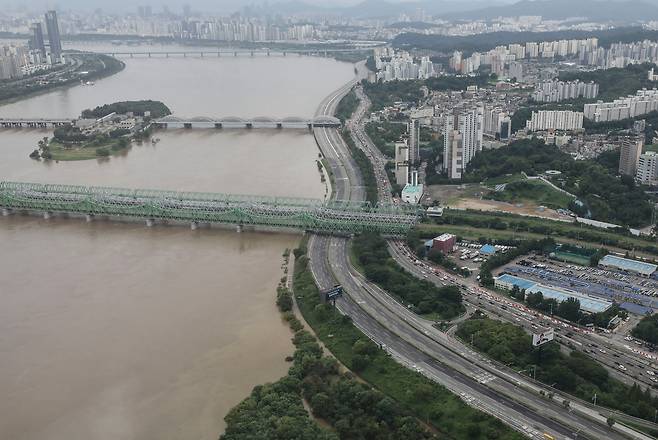 지난 15일 전면 통제됐던 서울 올림픽대로 가양대교~동작대교 구간의 모습. /뉴시스
