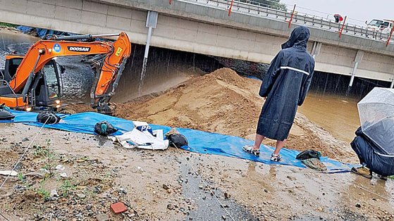 지난 15일 충북 청주 오송 궁평 2지하차도 침수 사고가 나기 전인 오전 8시쯤 모래로 만든 임시둑 앞에 강물이 차 있다. 사진 독자