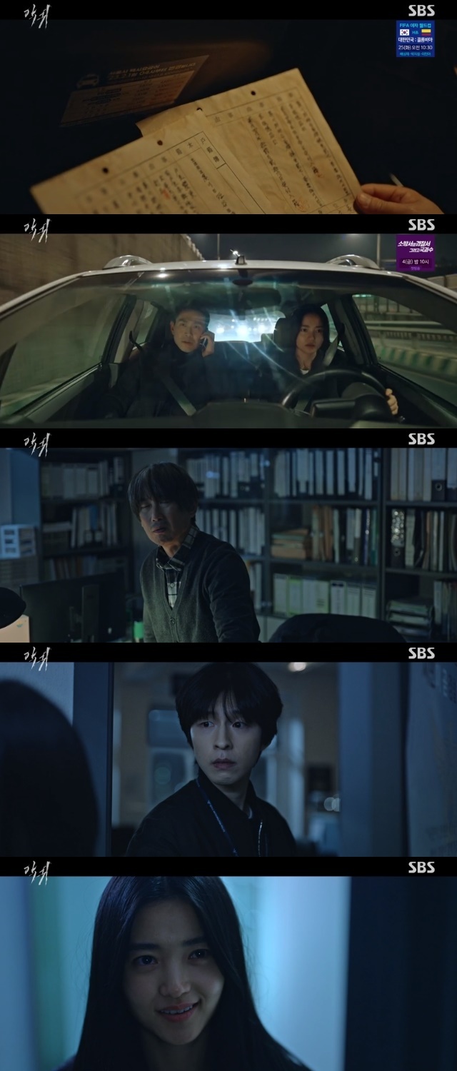 Detective Won-hae Kim was in danger of being killed by a demon while discovering a crucial clue that others did not know.In the 8th episode of SBS drama a demon (playwright Kim Eun-hee / director Lee Jung-rim, Kim Jae-hong) broadcasted on July 15, Li Hong Bird (Hong Kyung) and Foreword Chun (Won-hae Kim) were drawn.On this day, Li Hong bird frankly confided to Foreword Chun that Zhong CountyCapital Initial Vice President Kim Chi-won (Lee Kyu-hoe) asked him to do a background check.Li Hong, who chose the Foreword Chun rather than promotion, said that while investigating Zhong CountyCapital Initial, four people who were disadvantaged to Zhong CountyCapital Initial were found to have made extreme Choices in succession.Li Hong Bird and Foreword Chun began to puzzle with what they learned and learned.In particular, Li Hong is said to have been told that he had been told that he had been told that he had been told that he had been told that he had been told that he had been told to do so. Not sure, he questioned.They decided to conduct a more in-depth investigation.Forewordchun made good use of acquaintances in the investigation.Choi Gwi-hwa, who was a former junior but now a private detective, was admitted to a nursing hospital in Seoul with dementia until the death of Lee Jang, who lived in Jangjin-ri. He found out that his guardian was former Steel wool (Jin Sun-gyu) And from the acquaintance who was a long-term American flyer team ace, he restored the case report of Lee Mok-dan (Park So-yi).Forewordchun, who was checking the restored documents, confirmed something and said, Is not it the second? The problem is that soon after Forewordchun became a demons Out of Sight.At that time, Gusan! yeong-eun salt damage, who found a new item head strap related to a demon with a salt damage award, suddenly warned, It started again. People will die.It was written as a violent crime investigation outside the Seoul Police Station building, he said.The salt damage prize is convinced that a demons next murder, Out of Sight, is Foreword Chun, running to Gusan! Young and Seoul Police Station and calling Foreword Chun, Do not open it if someone knocks on the door.Do not open the door to anyone until I arrive. However, Foreword Chun heard a voice saying It is a salt damage award after the knock, and asked Li Hong bird to open the door.Li Hong, who opened the door on behalf of Foreword Chun, witnessed a demon Gusan! Young, laughing, saying, Did you open the door?