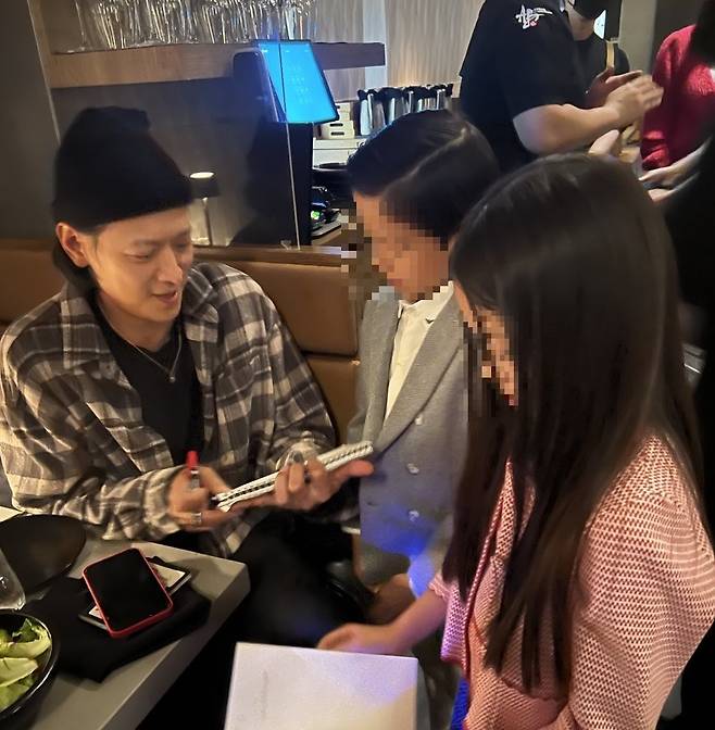 Jeong Yong-jin, vice chairman of New World, told Gang Dong-Won about his recent encounter.On the afternoon of the 16th, Jeong Yong-jin, vice chairman, posted a picture with the article Signed to you.In the public photos, the actor Gang Dong-Won, who is signing next to his two children, attracted attention.Gang Dong-Won smiles while wearing a beanie with a non-toilet, and admires his warm-hearted beauty.The netizens who have a unique fashion sense and entertainer force in their comfortable clothes are Gang Dong-Won is here, Gang Dong-Won can not stand, I want to sign each other,  And so on.On the other hand, Gang Dong-Won has recently been talked about spreading the unfounded enthusiasm with Black Pink member Ros .Recently, he will choose Netflix original movie Jeon, Ran as his next film following the movie Broker and will meet with Park Jung Min and Cha Seung Won.Photo by Jeong Yong-jin, vice chairman