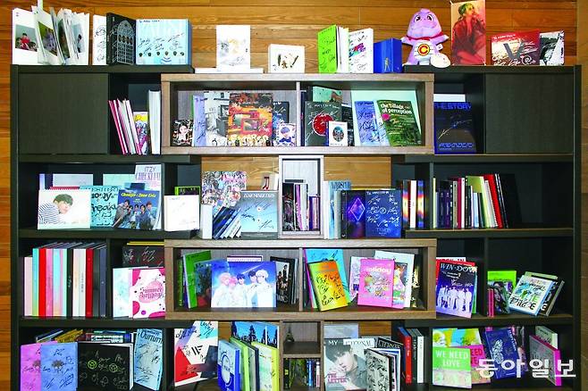 서울 강남구에 위치한 메이크스타 본사에 여러 아티스트의 앨범과 굿즈들이 진열돼 있다. 메이크스타는 팬들과 직접 소통하거나 굿즈를
판매할 수 있는 팬덤 플랫폼을 구축해 특히 인력과 자원이 한정적인 중소 기획사들의 저변 확대를 도왔다. 조성은 DBR 인턴연구원