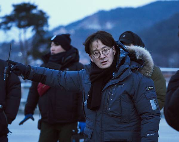 영화 ‘귀공자’를 연출한 박훈정 감독이 촬영 도중 스태프들에게 지시를 하고 있다. ‘귀공자’는 처음에 슬프고 무거운 분위기였지만 촬영하면서 작품의 전반적 분위기가 가벼워졌다. 영화사 금월·스튜디오앤뉴 제공