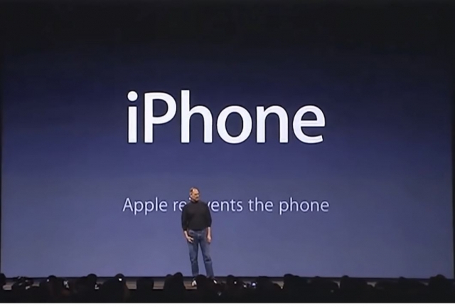 스티브 잡스가 아이폰 1세대 소개를 위한 키노트를 진행하고 있는 모습. [유튜브 ‘Everything Apple’ 캡처]