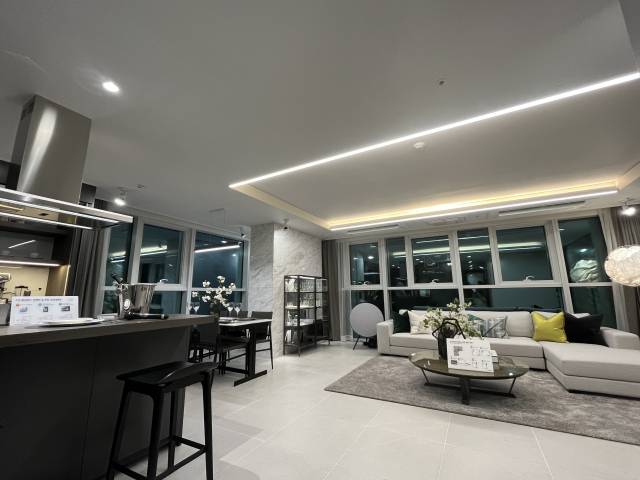 모델하우스에 마련된 ‘용산 호반써밋 에이디션’ 전용 122㎡ 거실 전경. 사진=한민구기자