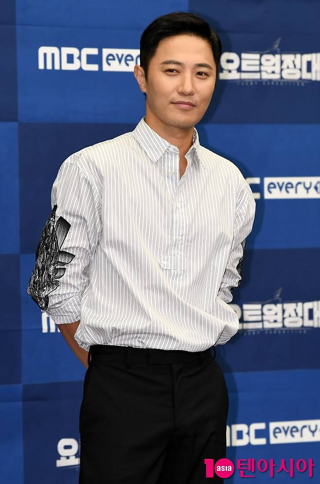 Actress Jin Goos agency recently announced its position on the affinity of broadcaster Hyun Young with mam cafe operator A, who was mentioned as a suspicion of Records of the Grand Historian.On January 18, Baro Entertainment, a subsidiary of Jin Goo, said, First of all, I would like to clarify that there are no business connections as well as monetary transactions,Jin Goo has also been aware of the event through the media and has not been contacted by the relevant authorities regarding the Events Records of the Grand Historian.The agency said, I would like you to refrain from expanding interpretations and speculative reports and comments that are not related to the facts.Last month, the 5th Division of the Incheon District Prosecutors Office indicted 50 Internet cafe operators A, who were charged with violating the Statute on the Regulation of Records of the Grand Historian and pseudoreception on specific economic crime punishment.Mr. A is accused of intercepting 14.2 billion won of money against 61 caf members from November 2019 to September last year and illegally collecting 46.4 billion won in funds as a bait for gift certificates.It is known that Hyun Young is involved in this event. Hyun Young lent 500 million won to Mr. A and received 35 million won a month for five months.A showed off his affinity with Hyun Young and used it for the record of the Grand Historian. Hyun Young said he was a victim.On this day, one media reported on Mr. As entertainment network, referring to comedian Jang Dong-min, Jung-ju Lee, actor Hoy Park and Jin Goo.In particular, Hoy Park met with his family in search of Mr. As house in Jin Goo and Incheon Songdo, and Mr. A said he presented Jin Goo with luxury goods.Hello, this is Baro Entertainment, the agency of actress Jin Goo.I would like to inform you of the following position regarding todays report regarding Jin Goo.First of all, I would like to clarify that there is no business relationship with the arrested Event Party, as well as monetary transactions.Jin Goo has also been aware of the event through the media and has not been contacted by the relevant authorities regarding the Events Records of the Grand Historian.Please refrain from expanding interpretations and speculative reports and comments that are not related to the facts.Thank you.