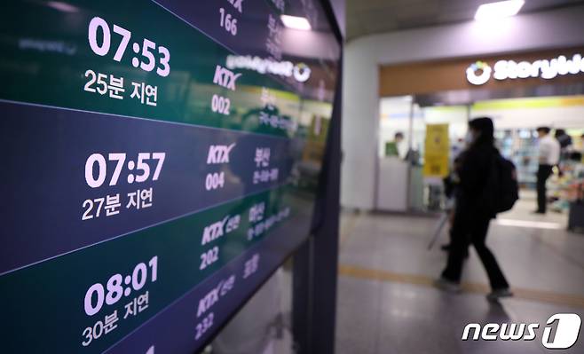 17일 오전 서울역 전광판에 KTX 열차 지연 안내문이 나오고 있다. 코레일 측은 경부선과 전라선, 대구선, 경전선의 일부 구간을 운행 재개했다고 밝혔다. 2023.7.17/뉴스1 ⓒ News1 김성진 기자