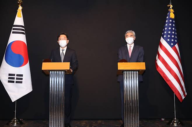 South Korean nuclear envoy Noh Kyu-duk (left) and his US counterpart Sung Kim. (Yonhap)