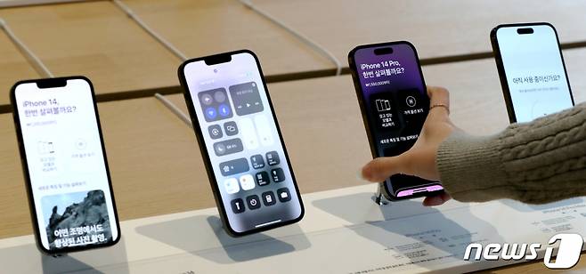애플의 아이폰14 등 신제품이 국내에 정식 출시한 7일 서울 중구 애플스토어 명동점에서 한 시민이 아이폰14를 살펴보고 있다. 2022.10.7/뉴스1 Copyright (C) 뉴스1. All rights reserved. 무단 전재 및 재배포 금지.
