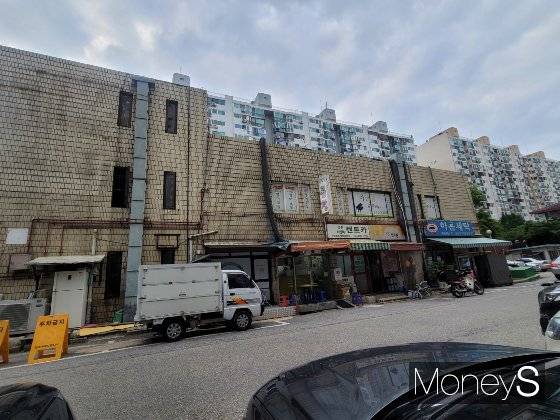 2~3층 규모의 단지 내 상가는 누렇게 변한 벽면 사이사이마다 곰팡이와 때가 껴있었다. /사진=신유진 기자