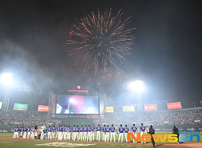 만원관중과 함께한 피날레 올스타전 불꽃쇼.