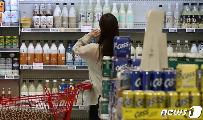 17일 서울 한 시내 대형마트에서 고객이 주류를 구매하고 있다. 2023.7.17/뉴스1 ⓒ News1 김성진 기자