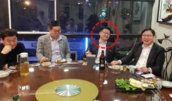 2019년 1월 17일 중국 선양에서 ‘한국 기업 간담회’에 이어 열린 식사 자리에 안부수(왼쪽부터) 아태협 회장, 김성태 전 쌍방울 회장, 송명철 북한 조선아태위 부실장, 이화영 전 경기도 평화부지사 등이 참석했다./노컷뉴스