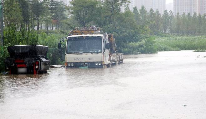 지난 14일 대전지역에 호우경보가 발령된 가운데 서구 가수원동에서 차량이 침수돼 있다. 사진=뉴스1