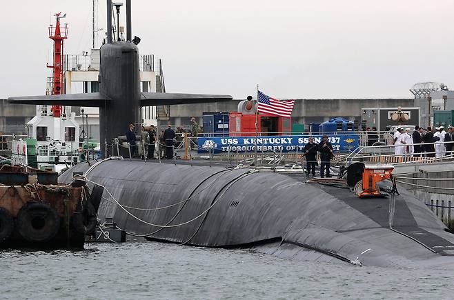 19일 부산 남구 해군작전사령부 부산작전기지에 미국의 오하이오급 핵추진 탄도유도탄 잠수함(SSBN) 켄터키함(SSBN-737)이 입항해 있다. 대통령실통신사진기자단