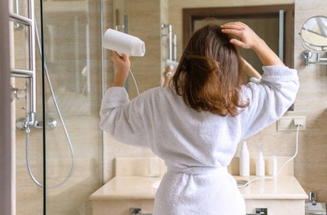 습기 찬 공간에서 전자제품을 사용할 땐, 플러그와 전선이 연결된 부분이 위로 향하도록 해서 플러그를 꽂지 않는다. 전선이 아래로 과도하게 꺾이며 화재·감전사고 발생 위험이 커질 수 있다./사진=게티이미지뱅크