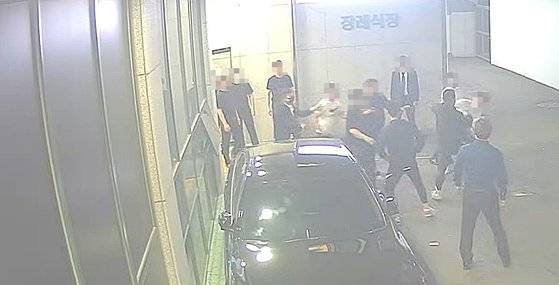 지난해 5월 15일 부산의 한 대학병원 장례식장에서 신20세기파 조직원 8명이 칠성파 조직원 2명을 폭행했다. 사진 부산경찰청