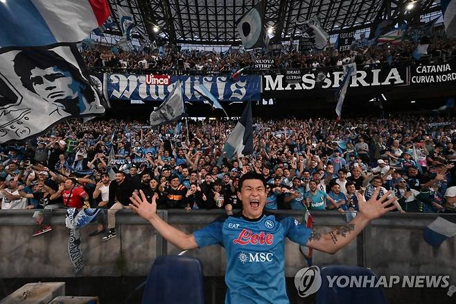 '우승 파티' 나폴리 팬들과 환호하는 김민재 (나폴리 EPA·ANSA=연합뉴스) 이탈리아 프로축구 나폴리의 김민재가 7일(현지시간) 나폴리의 디에고 마라도나 스타디움에서 열린 2022-2023 세리에A 34라운드 피오렌티나와 홈경기에서 1-0으로 승리하고 팬들과 환호하고 있다. 지난 5일 나폴리는 1990년 이후로 33년 만에 리그 우승을 확정 지었다. 2023.05.08 jason3669@yna.co.kr
