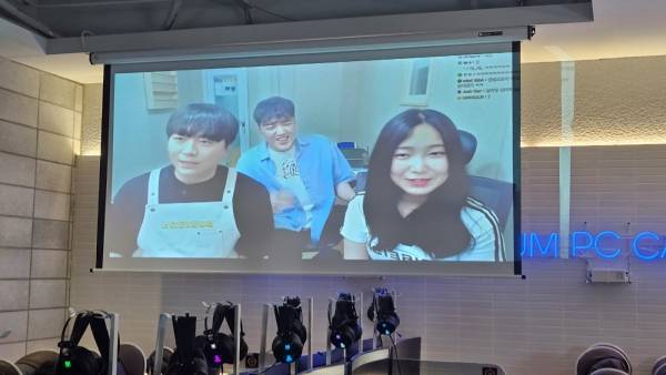 - 게임하면서 방송을 시청할 수 있는 스크린이 준비됐다