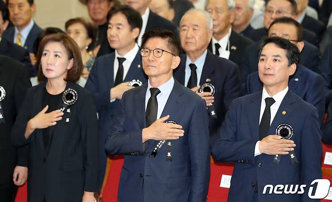 박민식 국가보훈부 장관(오른쪽부터)과 김문수 경제사회노동위원장, 나경원 전 국민의힘 의원이 19일 서울 동작구 국립현중원 현충관에서 열린 '이승만 전 대통령 서거58주기 추모식'에서 국민의례를 하고 있다. ⓒ News1 김성진 기자