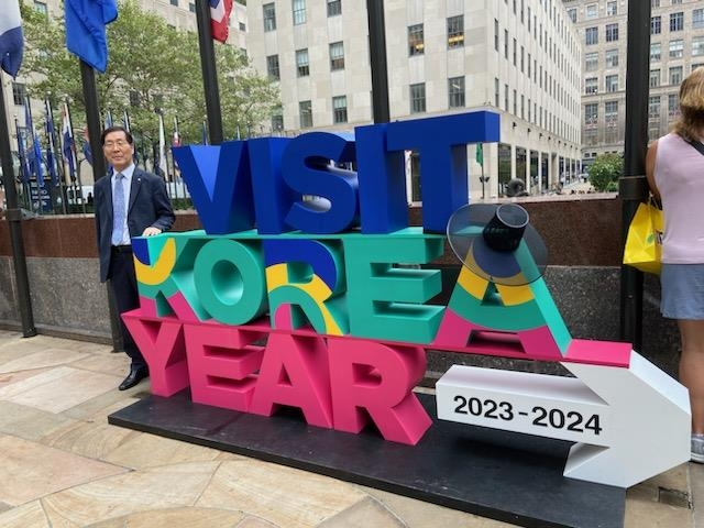 미국 뉴욕 록펠러센터 ‘코리아 위크’ 안내판 옆에 선 김장실 한국관광공사 사장/출처=
한국관광공사 제공