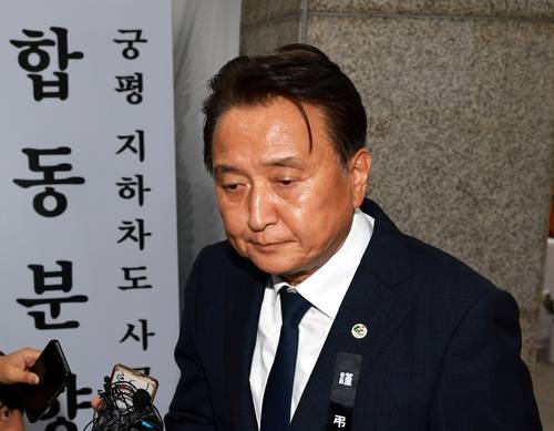김영환 충북지사가 7월20일 오전 도청 민원실 앞에 마련된 오송 지하차도 참사 합동분향소를 찾아 조문하고 있다. ⓒ 연합뉴스