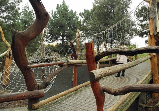 텀블링베이 놀이터에서 엄마와 아이가 시간을 보내고 있다.