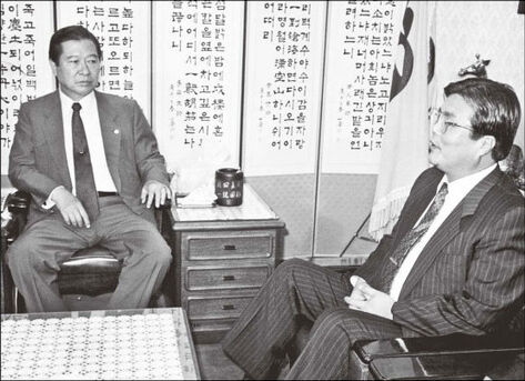 1990년 8월 김대중 평민당 총재가 김종인 청와대 경제수석비서관과 이야기를 나누고 있다. 출처 : 연합뉴스