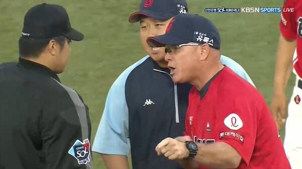 격분하는 롯데 래리 서튼 감독. ⓒKBSNSPORTS 중계화면 캡처