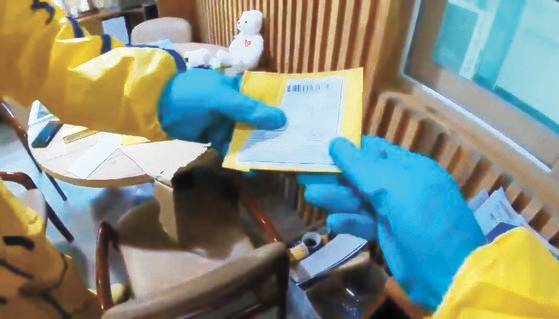 20일 울산 동구의 한 장애인복지시설에서 독극물이 담긴 것으로 의심되는 소포가 발견돼 경찰과 소방당국이 조사에 나섰다. 소방대원이 해당 우편물을 확인하는 모습. 우려했던 독극물이 나오지 않으면서 온라인 마케팅을 목적으로 한 단순 해프닝일 가능성이 제기되고 있다. 연합뉴스