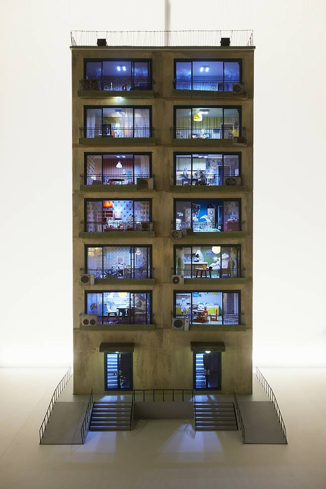 백희나 그림책전에서 ‘달샤베트’아파트 조형물. CCTV로 집 안을 관찰할 수 있도록 설치했다.         예술의전당
