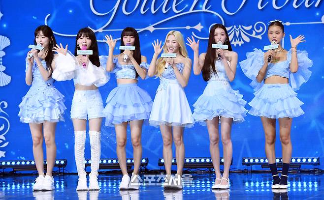 오마이걸이 24일 오후 서울 광진구 예스24 라이브홀에서 진행된 아홉 번째 미니 앨범 ‘골든 아워글래스(Golden Hourglass)’ 발매 기념 미디어 쇼케이스에서 인사를 하고 있다. 왼쪽부터 아린, 승희, 유빈, 효정, 유아, 미미.오마이걸의 이번 앨범은 정규 2집 이후 1년 4개월 만에 발매하는 완전체 앨범으로 무더운 여름 속 더 빛을 발하는 오마이걸의 다채로운 매력을 담았으며 타이틀곡은 ‘여름이 들려(Summer Comes)’다. 2023. 7. 24. 박진업기자 upandup@sportsseoul.com