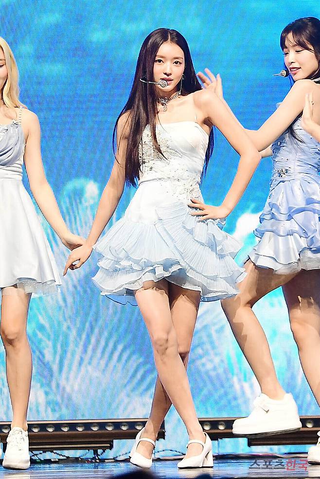 미니 9집 '골든 아워글래스(Golden Hourglass)' 쇼케이스에 참석한 오마이걸 유아. ⓒ이혜영 기자 lhy@hankooki.com