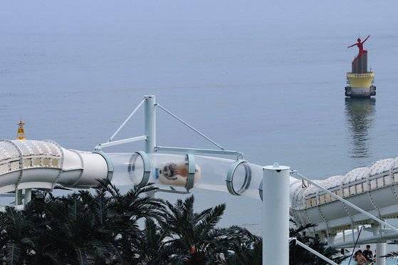 200m 길이의 슬라이드를 타면 해운대 바다를 향해 추락하는 기분을 느낄 수 있다.