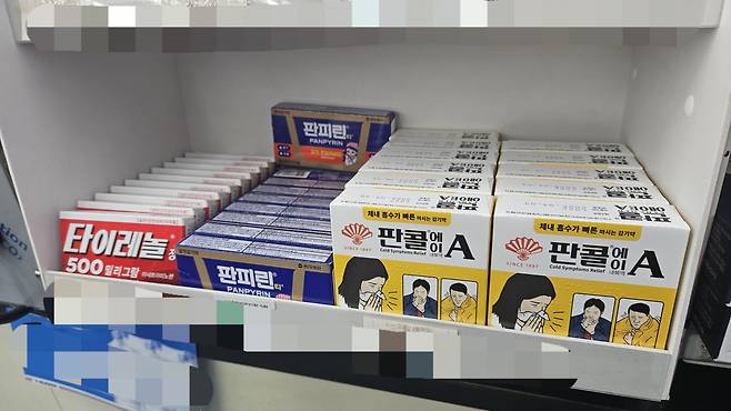 지난 16일 초등학교 인근에 위치한 한 편의점. 안전상비의약품 중 어린이용 타이레놀정 80mg과 타이레놀정 160mg, 어린이용 타이레놀 현탁액이 구비되어 있지 않았다. 박지영 기자