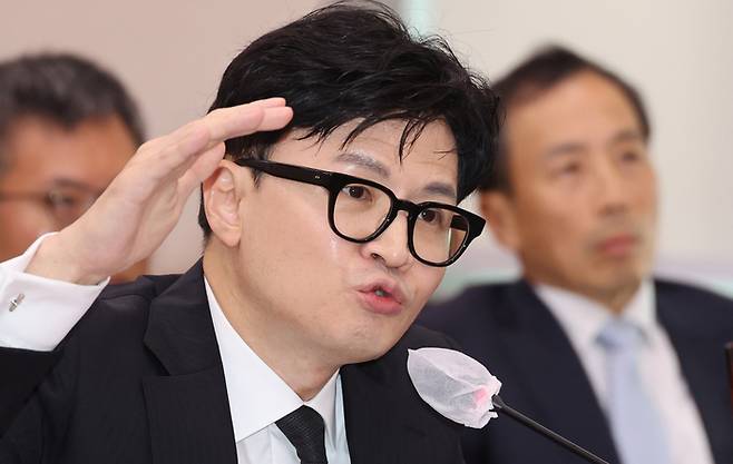 한동훈 법무부 장관이 26일 국회에서 열린 법사위 전체회의에서 의원 질의에 답변하고 있다.  연합뉴스