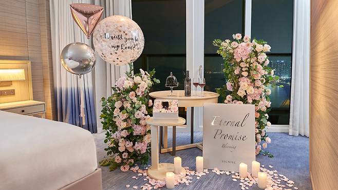시그니엘부산의 프로포즈 패키지 '이터널 프로미스' 객실 내부. / 호텔롯데 제공