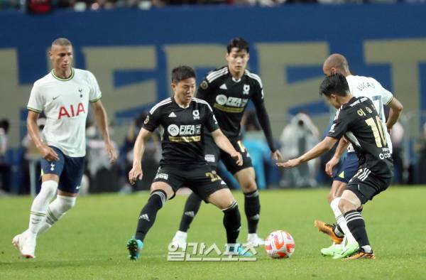 "잉글랜드 프리미어리그(EPL) 토트넘이 13일 오후 서울월드컵경기장에서 한국프로축구 '팀 K리그'와 프리시즌의 첫 경기를 펼쳤다. 이승우가 토트넘과 경합 하고있다. 서울월드컵경기장=정시종 기자 capa@edaily.co.kr /2022.07.13. "