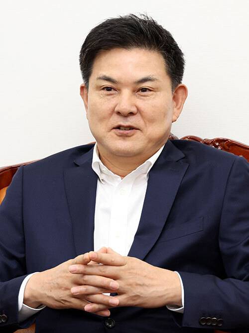 김태호 국회 외교통일위원장이 지난 12일 서울 여의도 국회 본청 내 외교통일위원장실에서 진행한 세계일보와 인터뷰에서 한·미동맹 70주년의 의의를 설명하고 있다. 이제원 선임기자