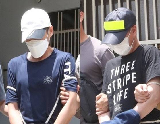 신상공개가 결정된 ‘제주 중학생 살인 사건’ 피의자 백광석(48·왼쪽)과 김시남(46)이 지난 2021년 7월 21일 오후 구속 전 피의자심문(영장실질심사)에 출석을 위해 제주동부경찰서에서 제주지방법원으로 이송되고 있다. (사진=뉴시스)